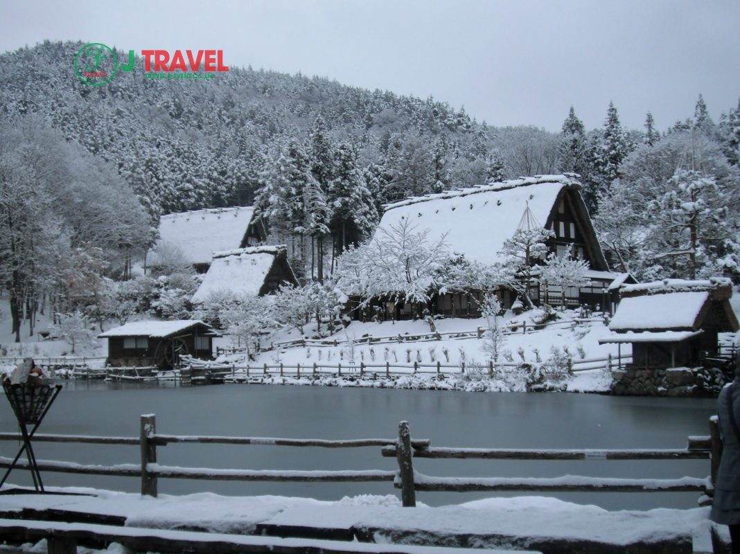 Những ngôi nhà bằng băng giữa mùa đông Nhật Bản đẹp tuyệt vời