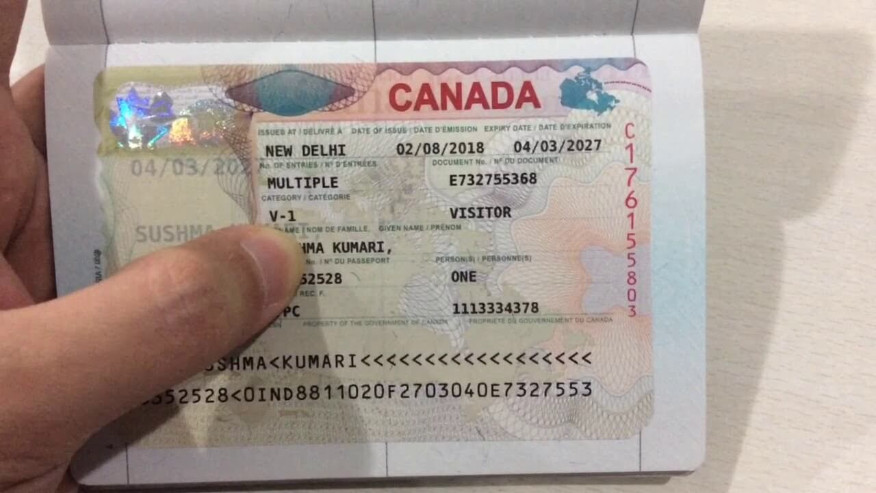 Hồ sơ cá nhân để xin visa Canada bắt buộc phải có hộ chiếu. 