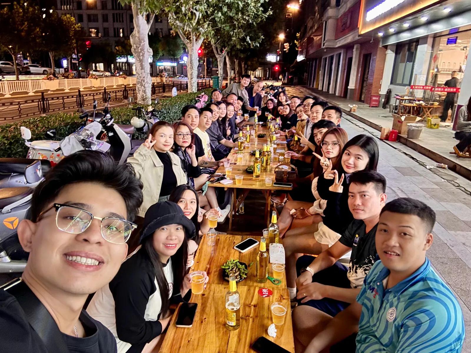 Đoàn khách ăn tối trên phố Thượng Hải - Company trip MB Bank Trung Quốc