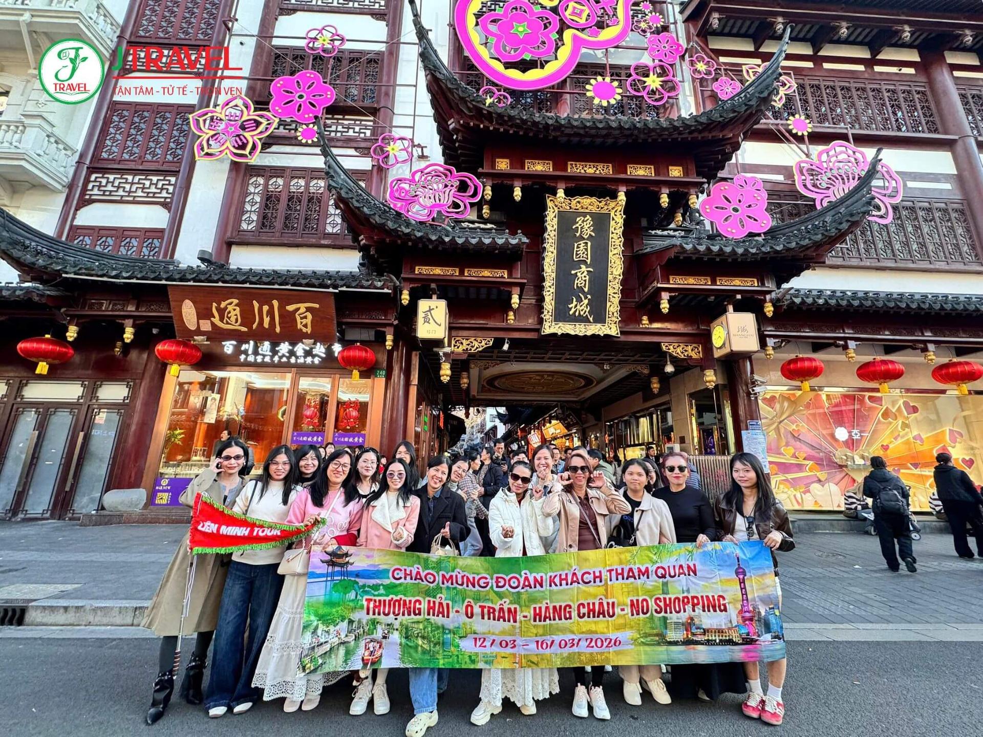 kham-pha-van-hoa-thuong-hai-mieu-thanh-hoang-no-shopping