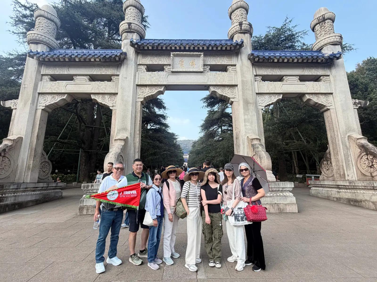 Đoàn khách trước cổng đá lăng Tôn Trung Sơn - Tour Nam Kinh Thượng Hải