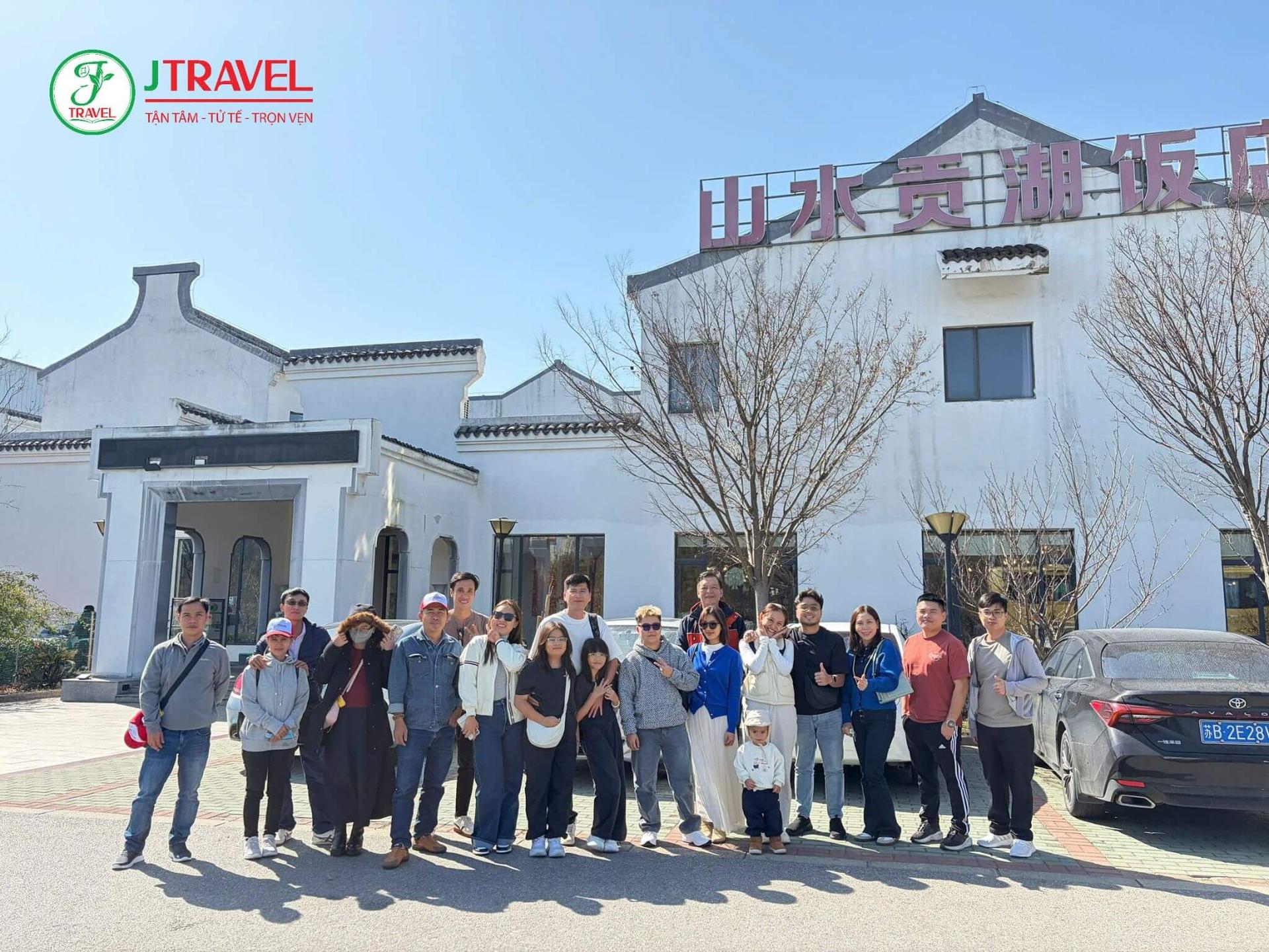 doan-le-tran-thuong-thuc-am-thuc-to-chau-thai-ho-jtv