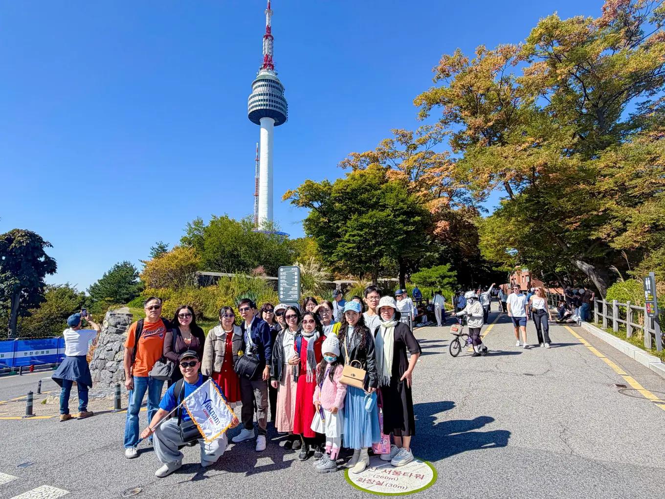 Tháp Namsan Seoul mùa thu - Tour Hàn Quốc mùa thu