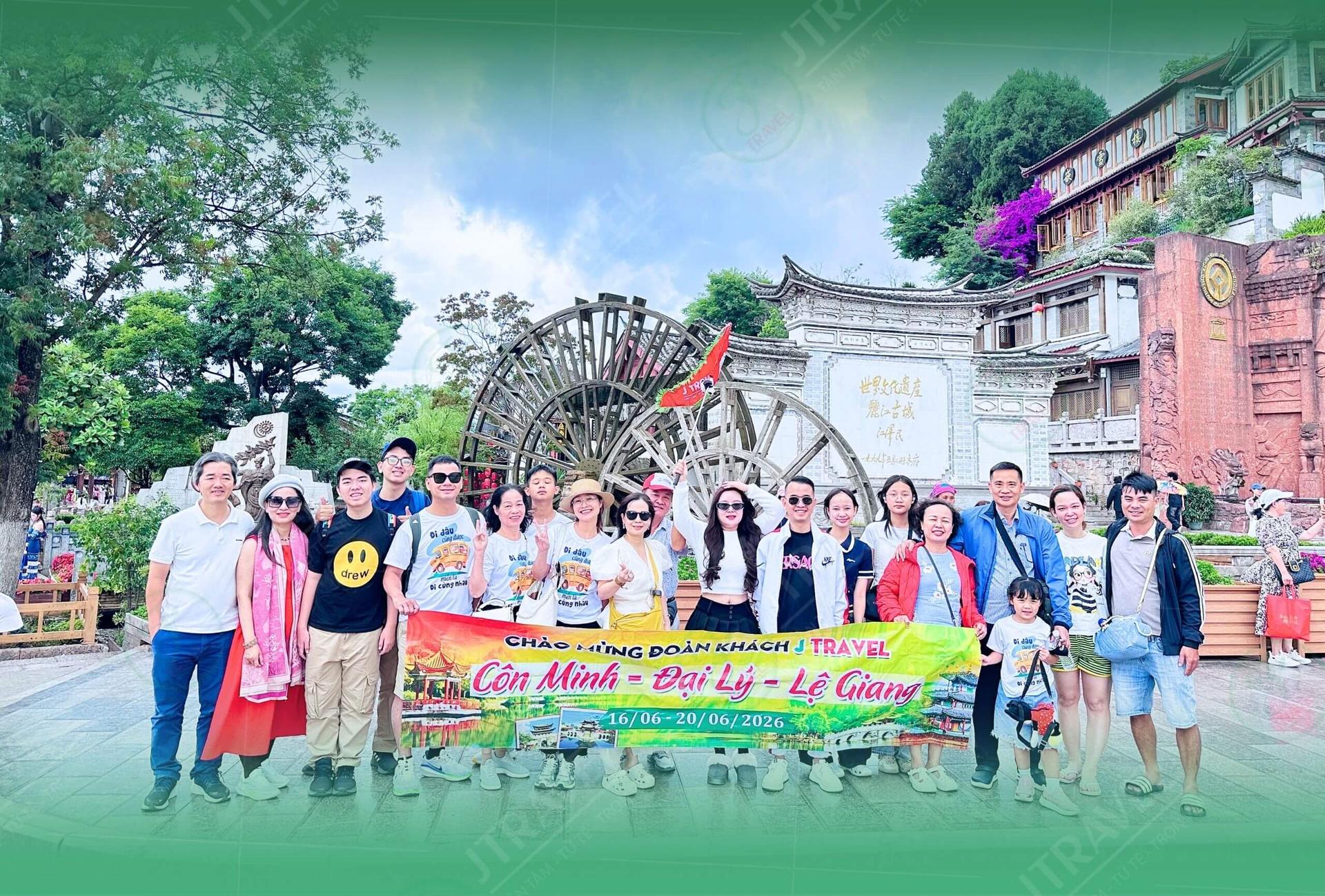 quang-truong-banh-xe-nuoc-le-giang-tour-con-minh