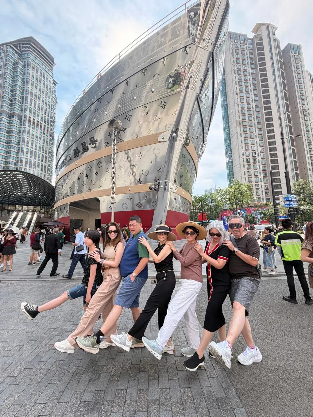 Du khách tạo dáng trên phố Lục Gia Chủy - Tour Nam Kinh Thượng Hải