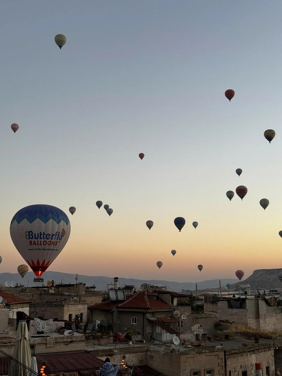 Bình minh khinh khí cầu trên phố đá Cappadocia - Tour Thổ Nhĩ Kỳ