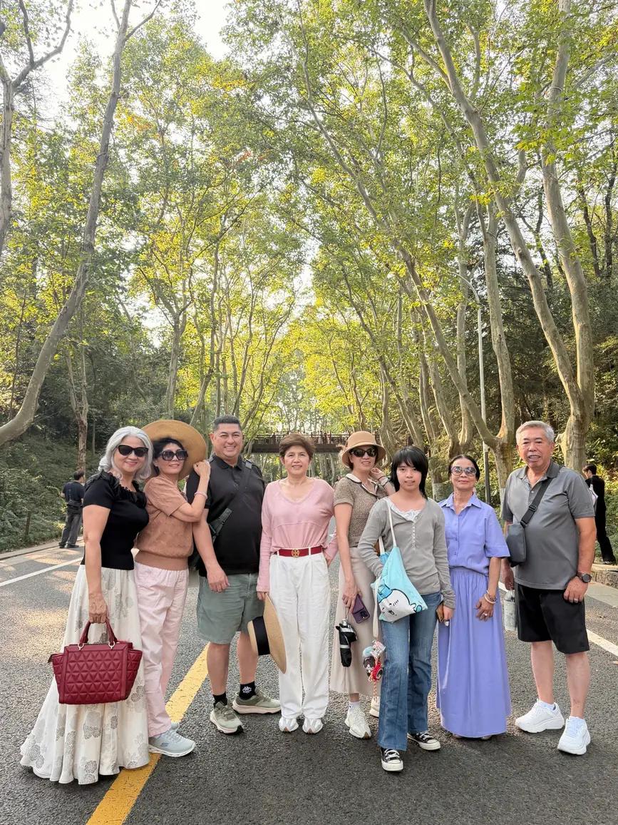 Đoàn khách dưới hàng ngô đồng Nam Kinh - Tour Nam Kinh Thượng Hải