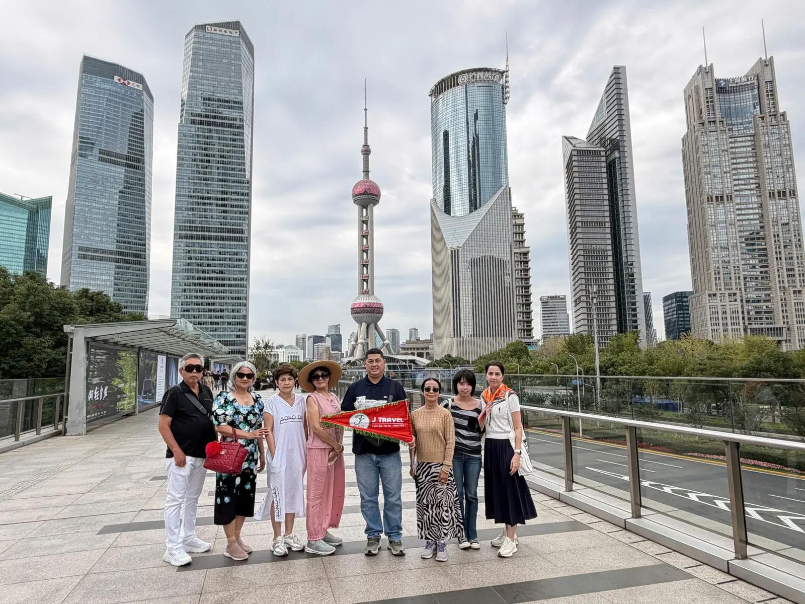Đoàn khách trên cầu đi bộ Lục Gia Chủy - Tour Nam Kinh Thượng Hải