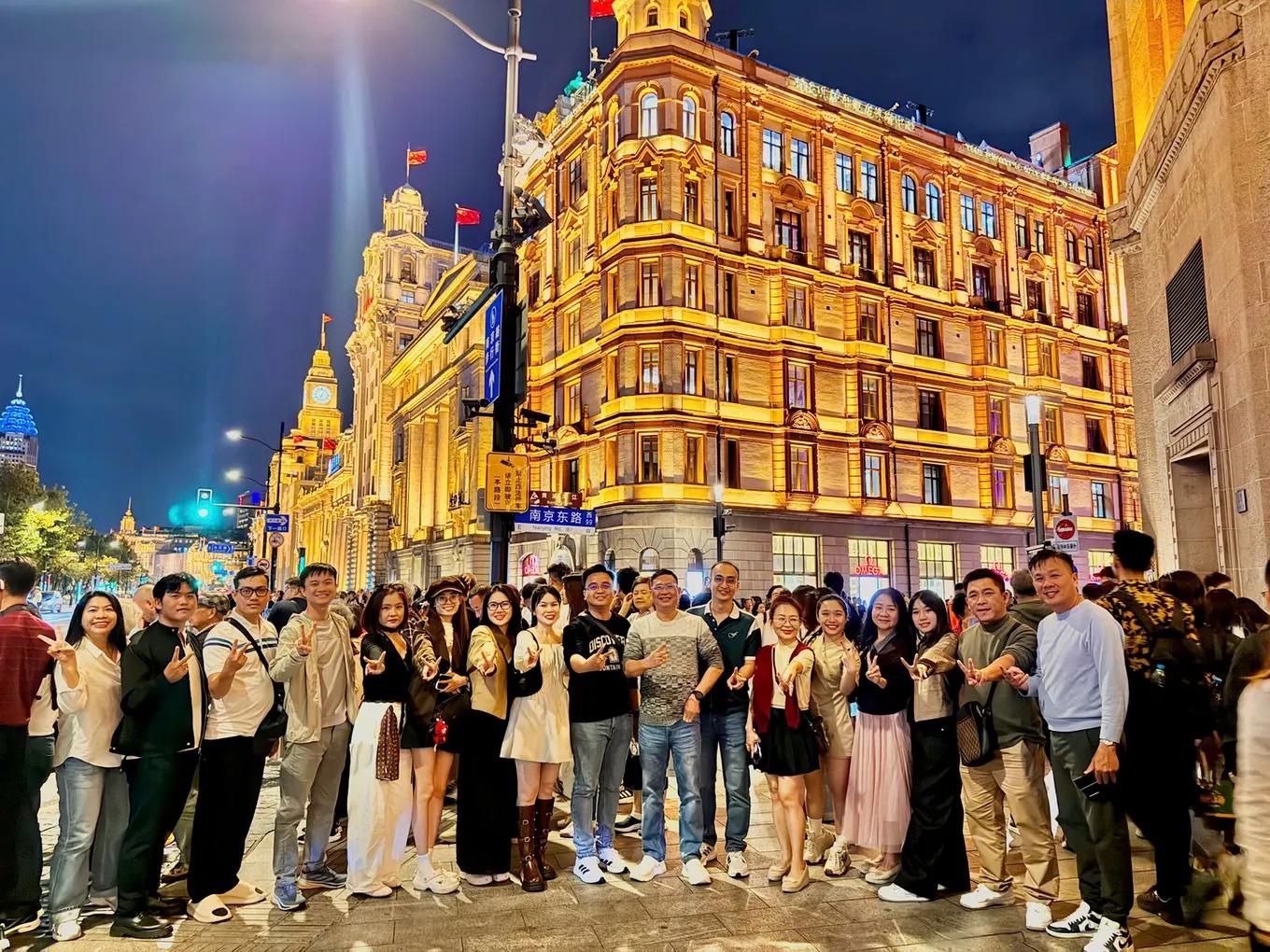Đoàn khách dạo bến Thượng Hải về đêm - Company trip MB Bank Trung Quốc