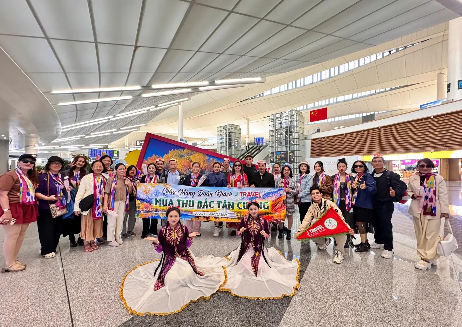 Đoàn khách J Travel đến sân bay Urumqi - Tour Bắc Tân Cương mùa thu