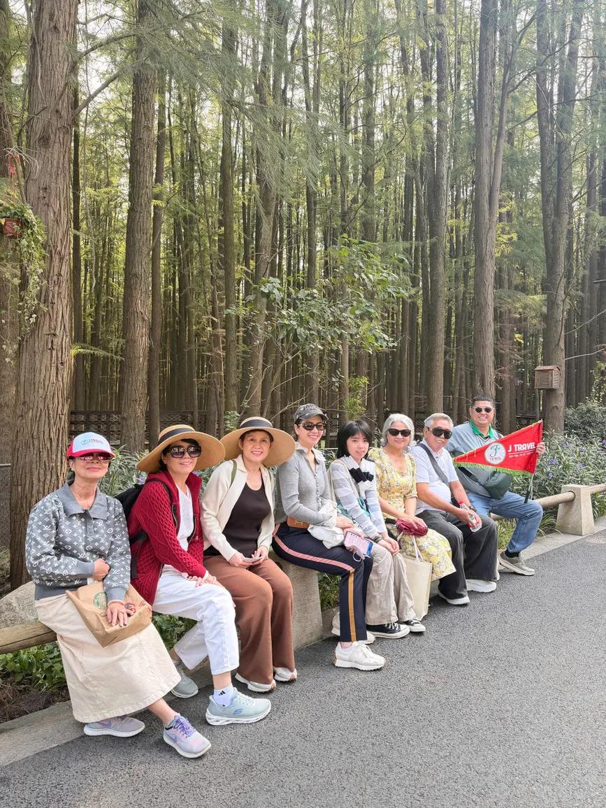 Đoàn khách nghỉ chân trong rừng Chung Sơn - Tour Nam Kinh Thượng Hải