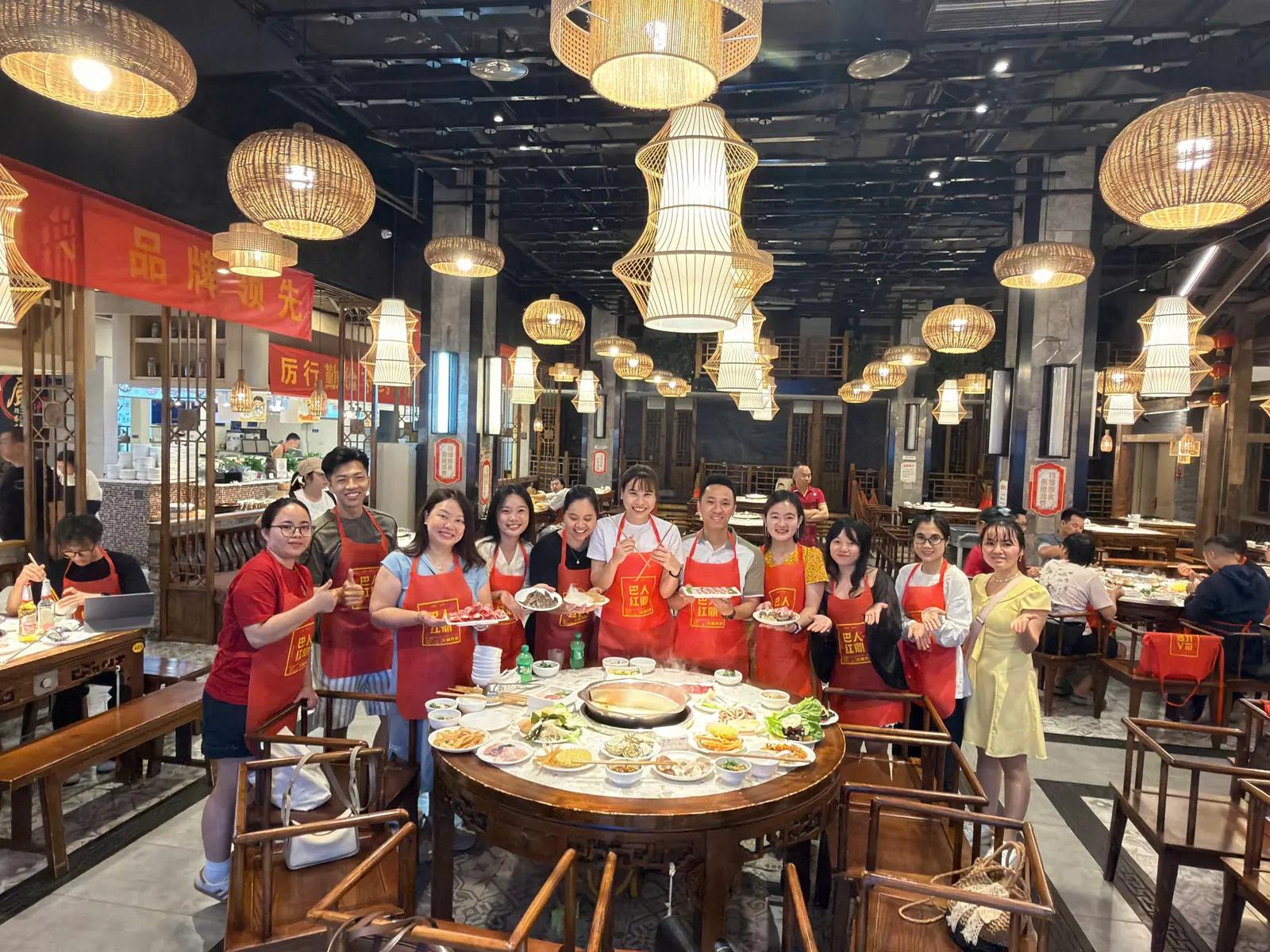 Đoàn BH Asia thưởng thức lẩu Trùng Khánh - Company trip Trùng Khánh BH Asia