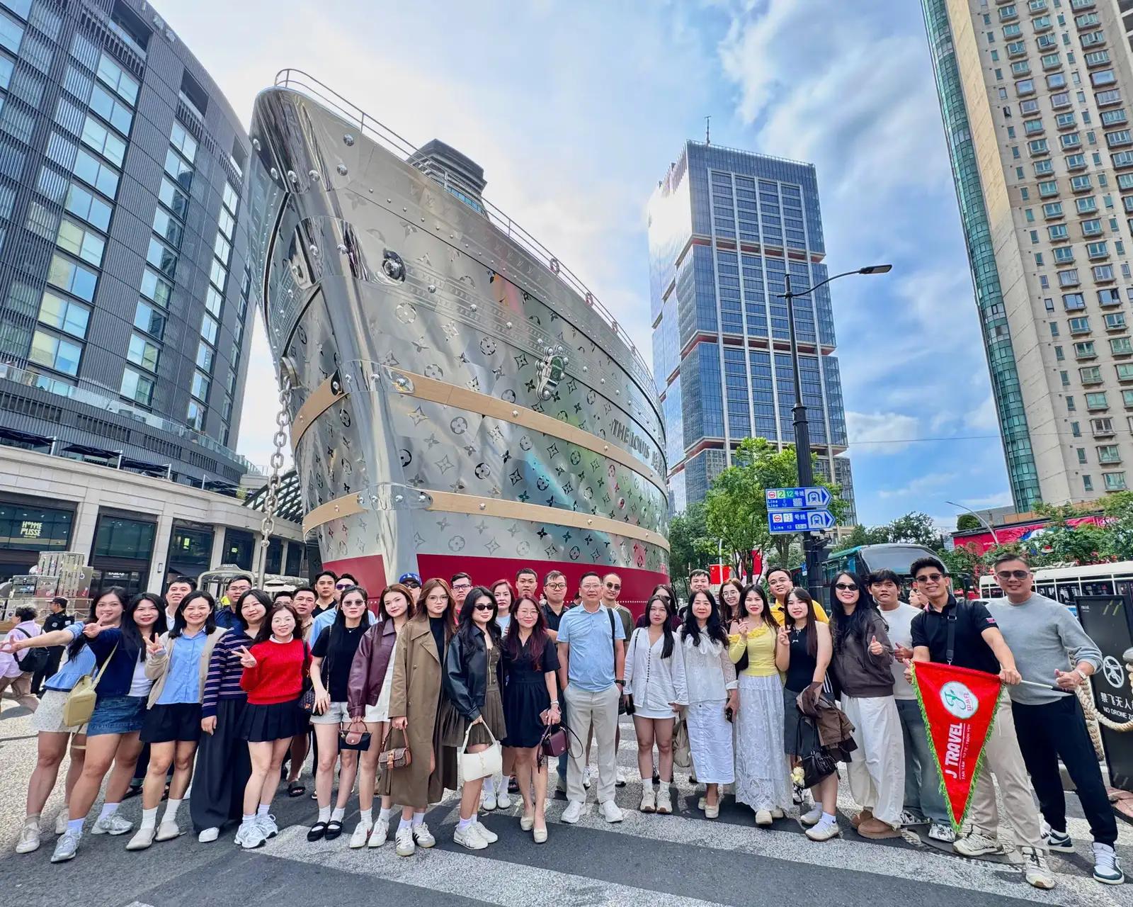 Đoàn khách check-in phố Thượng Hải - Company trip MB Bank Trung Quốc