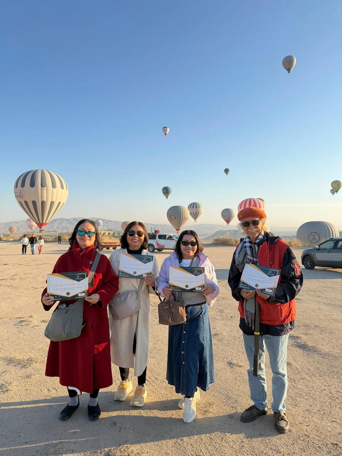 Đoàn khách ngắm khinh khí cầu Cappadocia - Tour Thổ Nhĩ Kỳ
