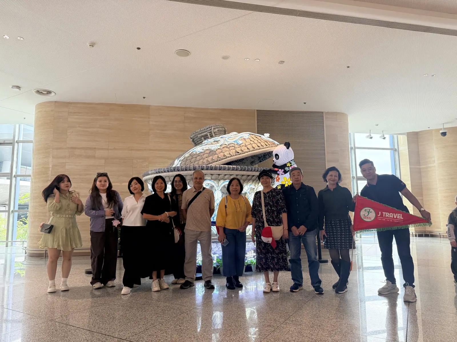 Đoàn khách J Travel tại sân bay Thành Đô - Tour Đạo Thành Á Đinh