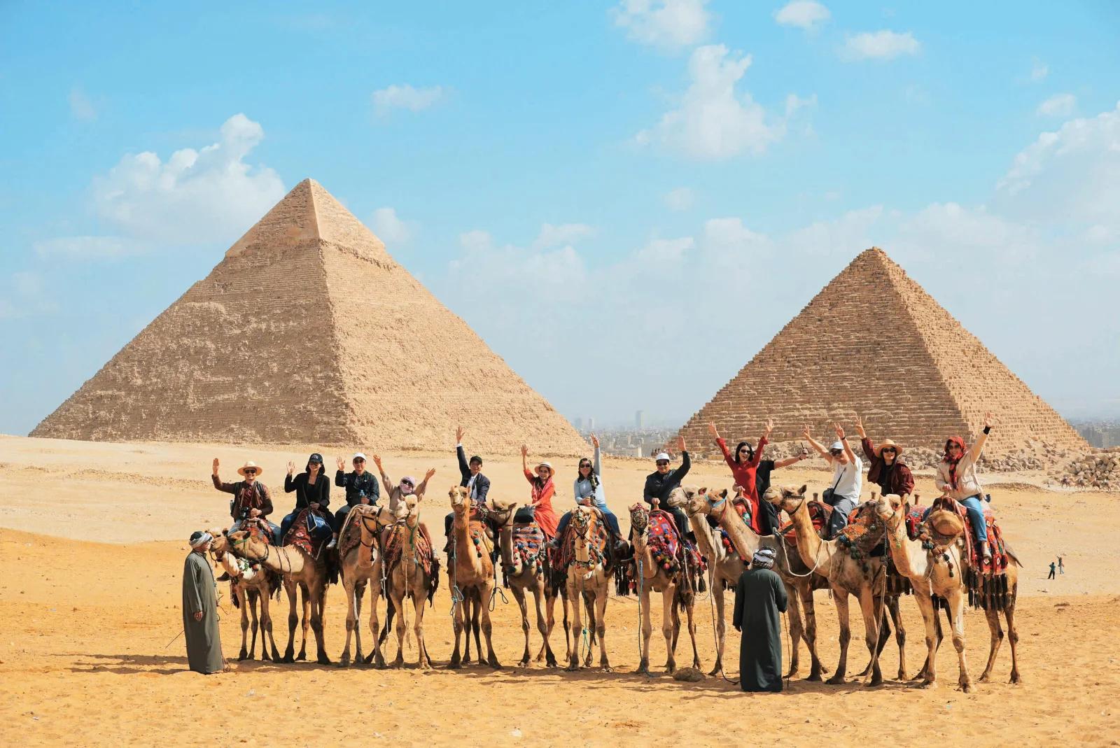 Đoàn khách cưỡi lạc đà tại Kim Tự Tháp Giza - Tour Ai Cập