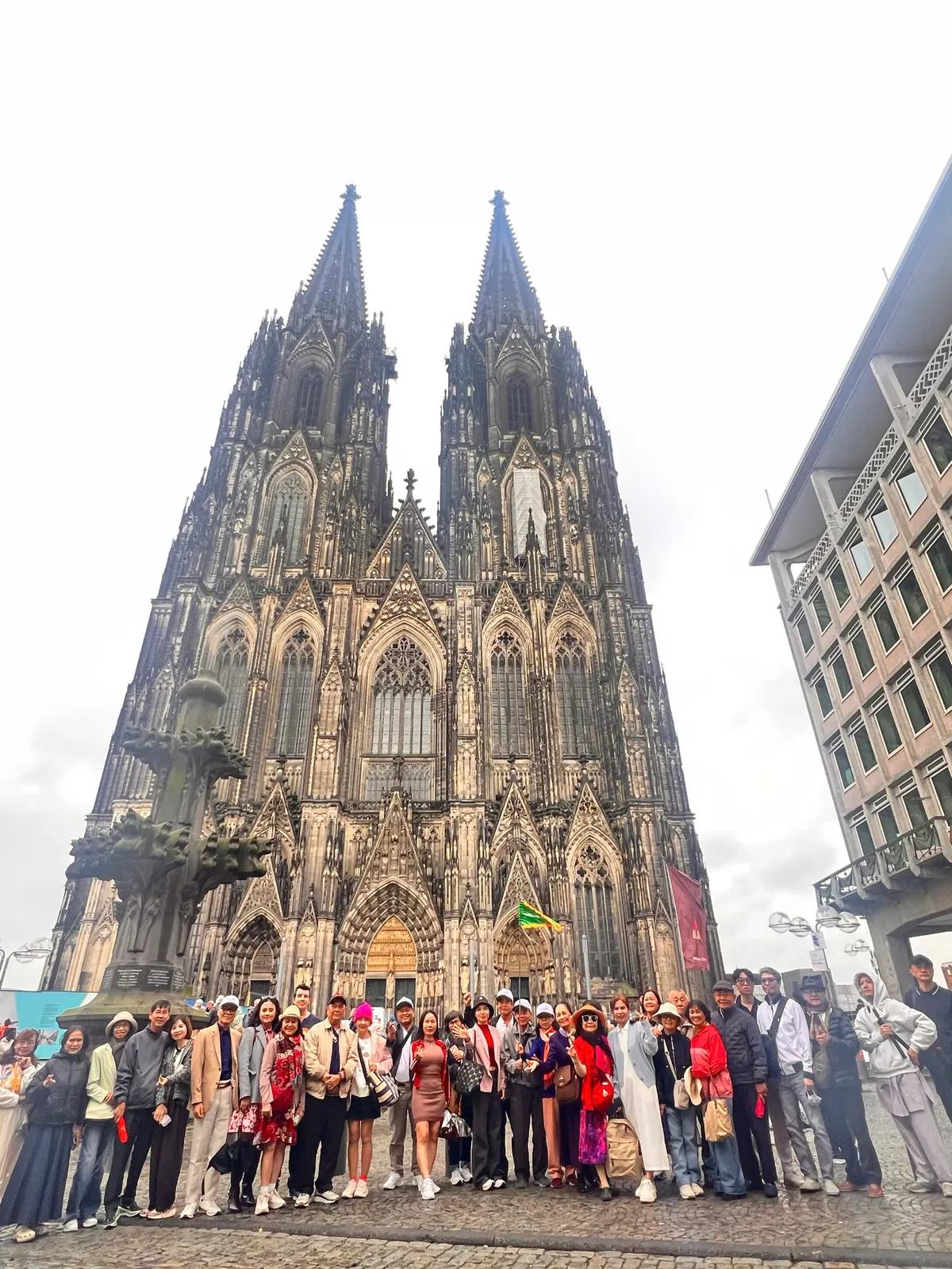 Đoàn khách trước Nhà thờ lớn Cologne - Tour Châu Âu