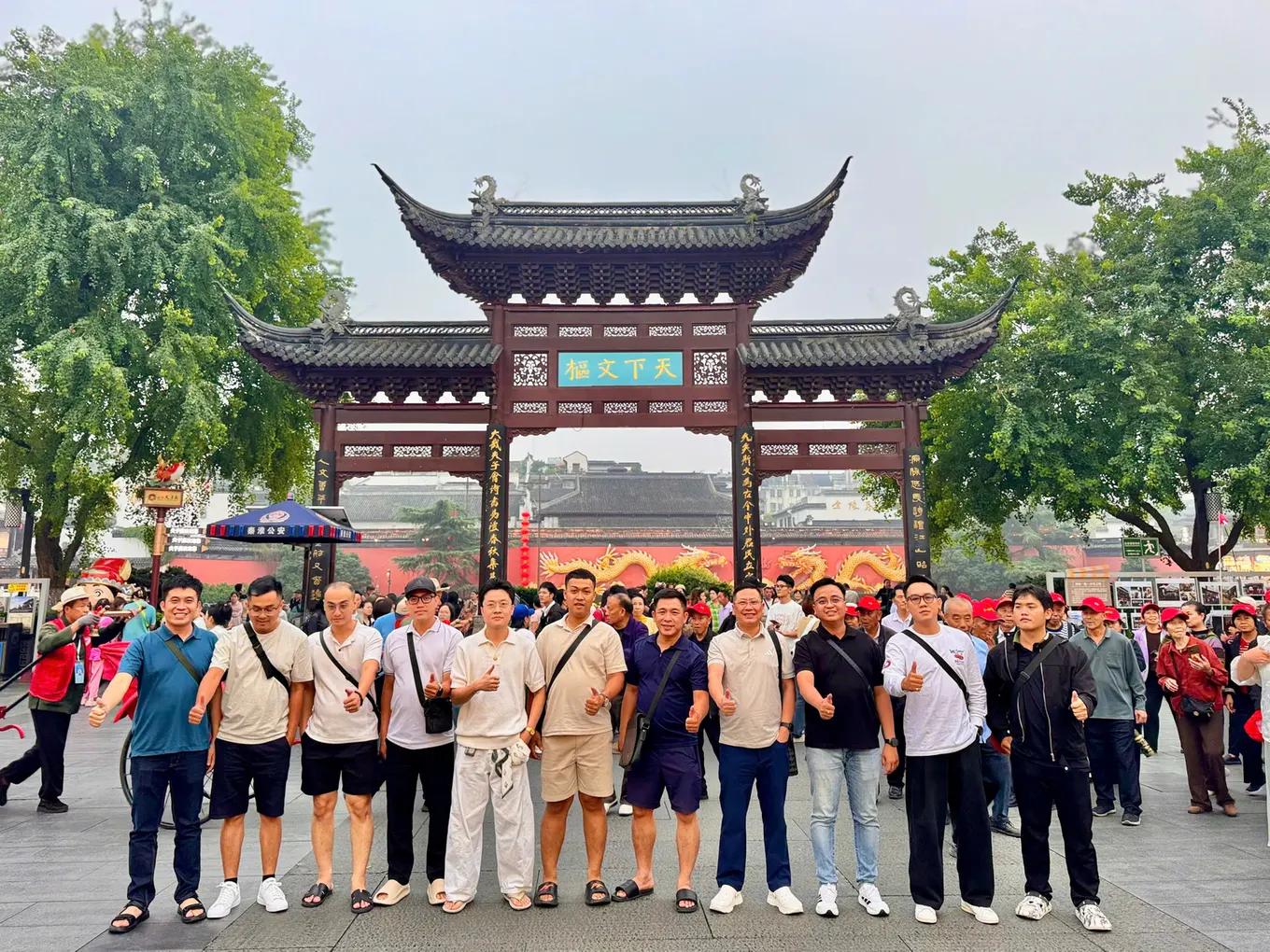 Đoàn khách trước cổng Phu Tử Miếu - Company trip MB Bank Trung Quốc
