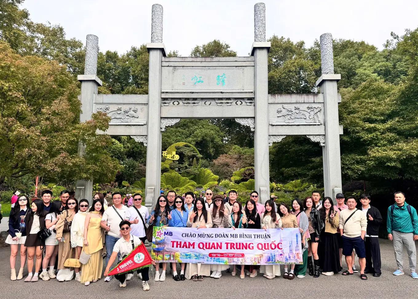 Đoàn khách tại cổng đá cổ Hàng Châu - Company trip MB Bank Trung Quốc