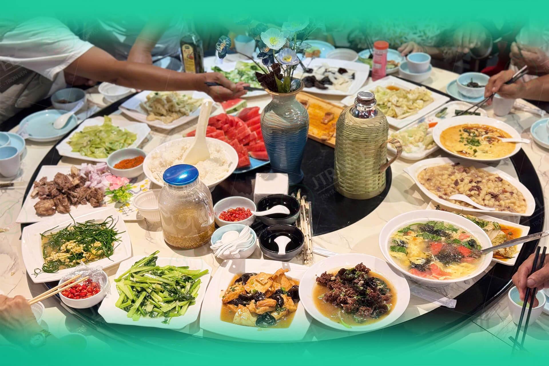 bua-an-doan-tour-bac-tan-cuong