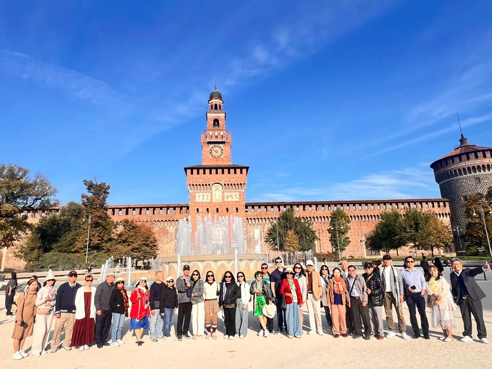 Đoàn khách trước lâu đài Sforza Milan - Tour Châu Âu