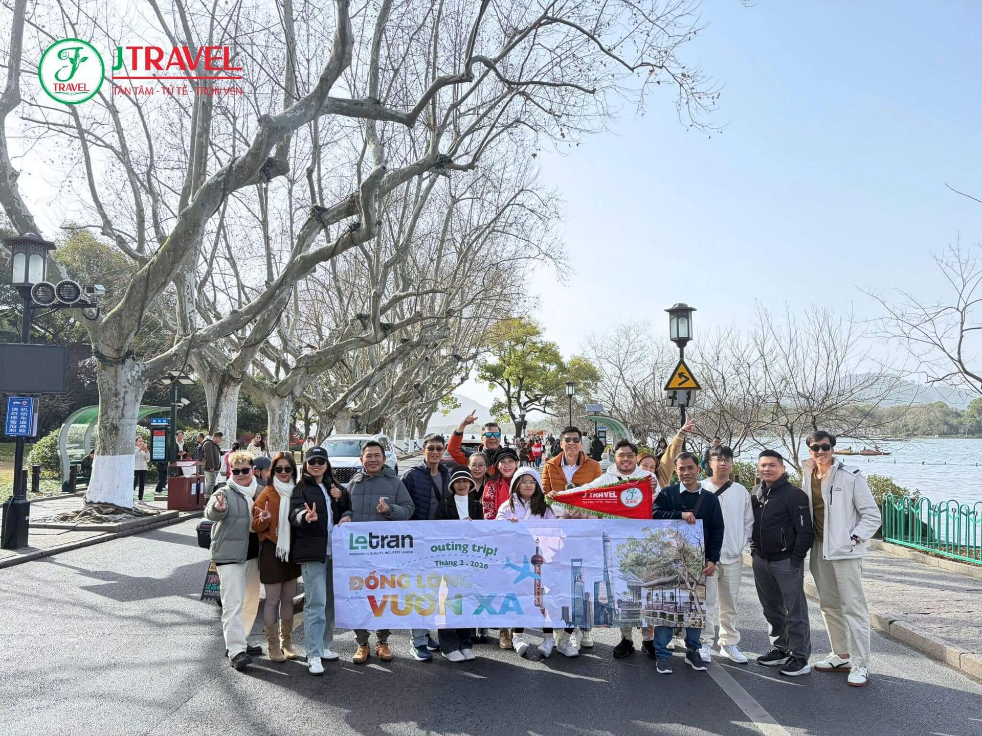 doan-le-tran-check-in-hang-chau-trung-quoc-jtv