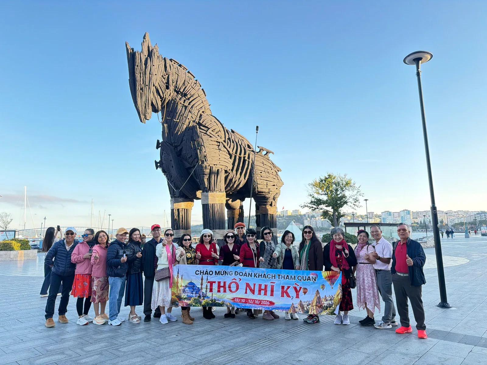 Đoàn khách bên Ngựa gỗ thành Troy - Tour Thổ Nhĩ Kỳ