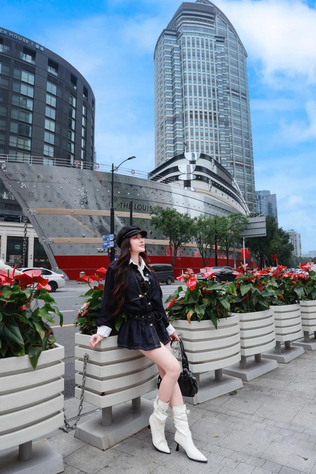 Du khách dạo phố Lục Gia Chủy - Tour Thượng Hải No Shop