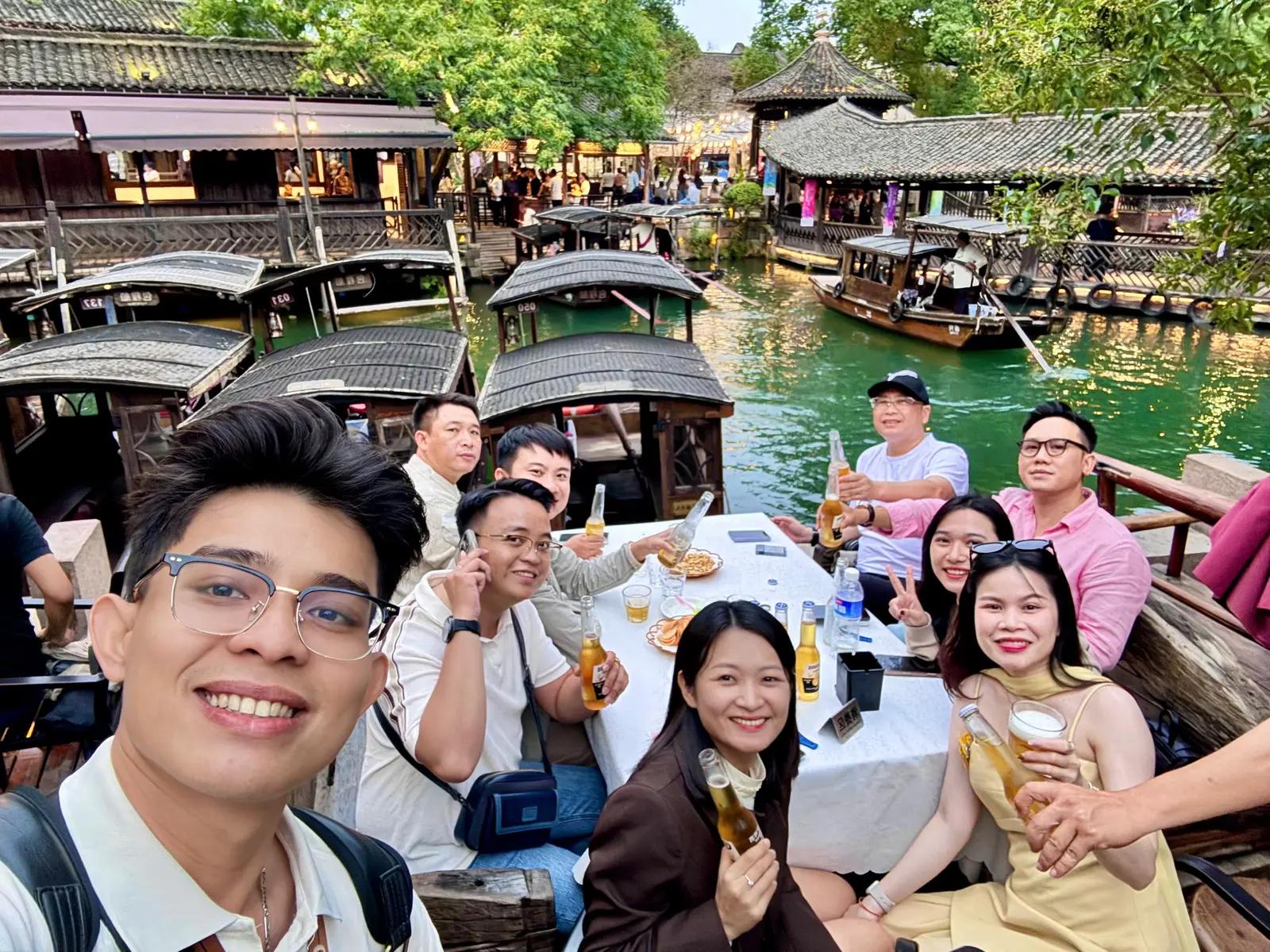Đoàn khách thưởng trà bên thủy trấn Giang Nam - Company trip MB Bank Trung Quốc