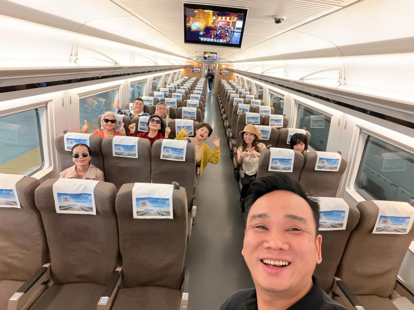 Đoàn khách đi tàu cao tốc - Tour Nam Kinh Thượng Hải