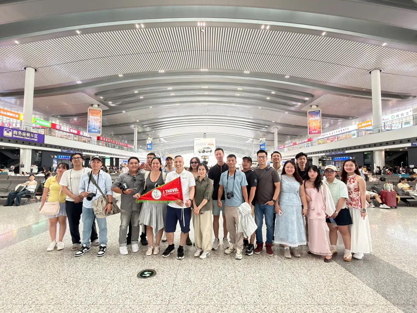 Đoàn BH Asia tại ga tàu cao tốc Trùng Khánh - Company trip Trùng Khánh BH Asia