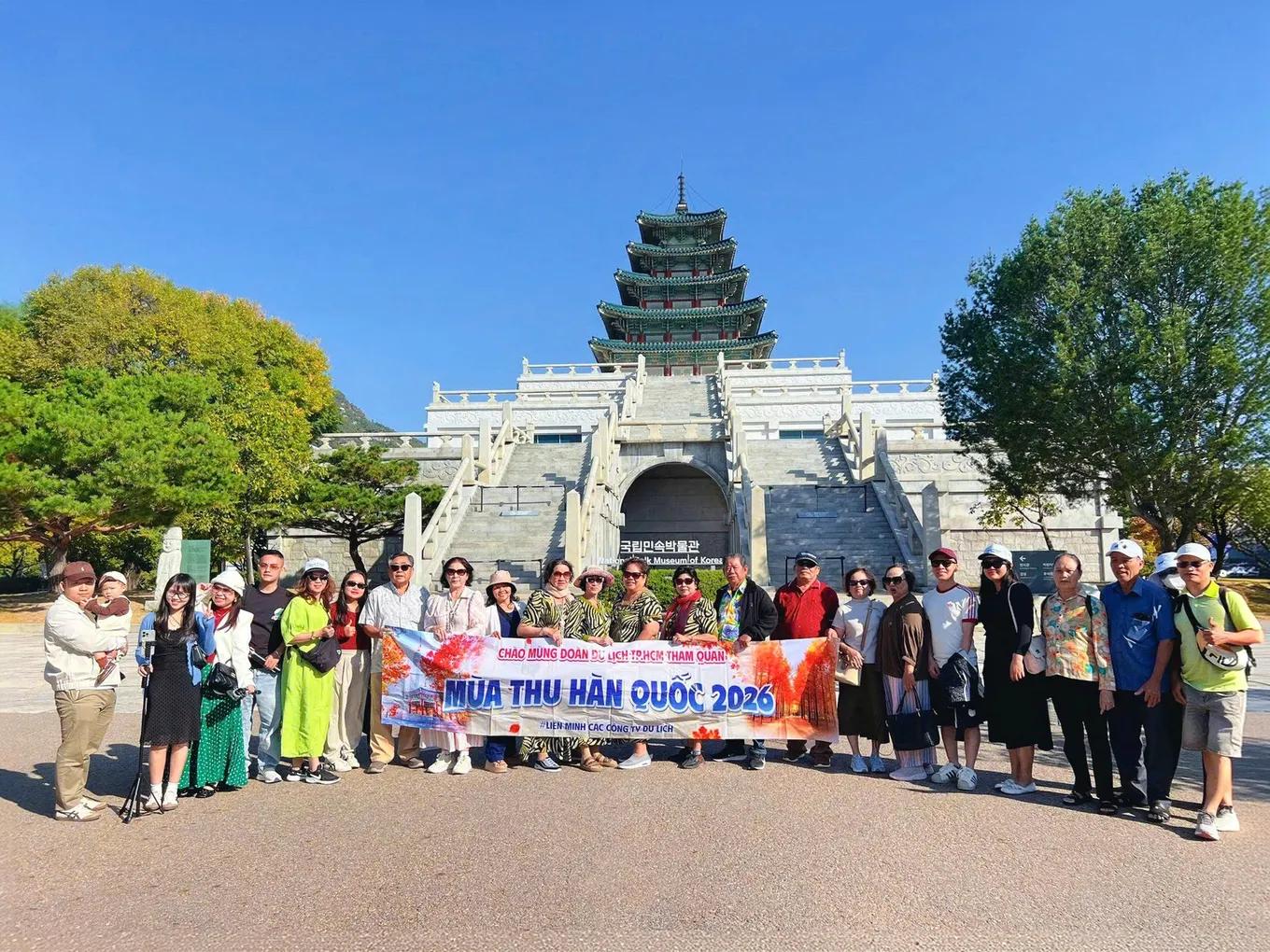 Đoàn khách tại Bảo tàng Dân gian Quốc gia Hàn Quốc - Tour Hàn Quốc mùa thu