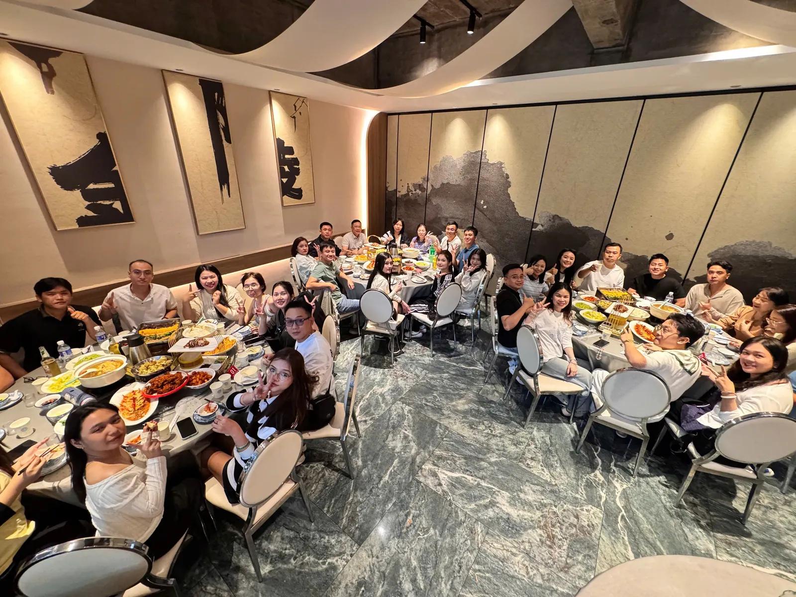 Đoàn khách tiệc tối tại nhà hàng - Company trip MB Bank Trung Quốc