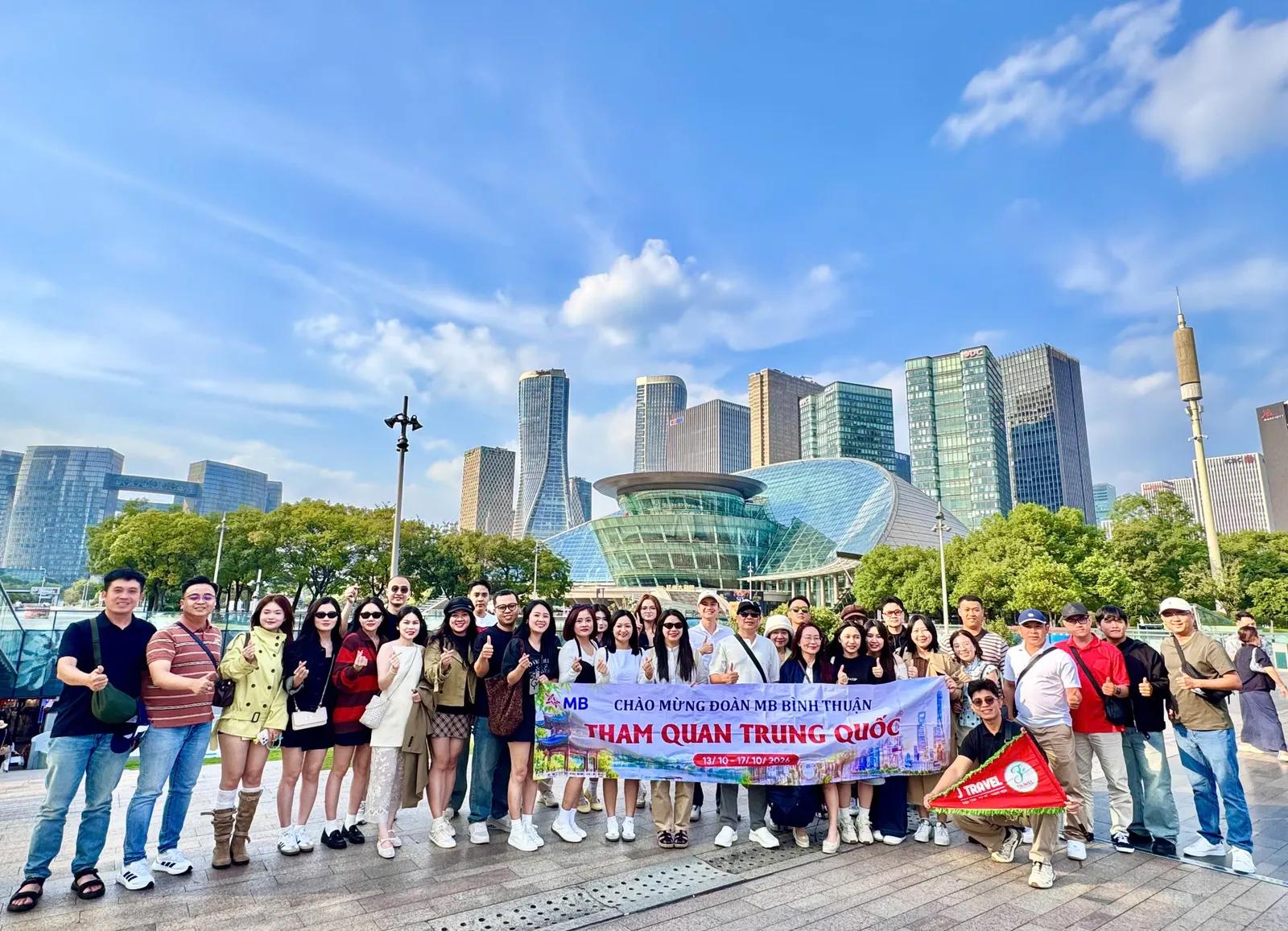 Đoàn khách ngắm thành phố Hàng Châu bên sông Tiền Đường - Company trip MB Bank Trung Quốc