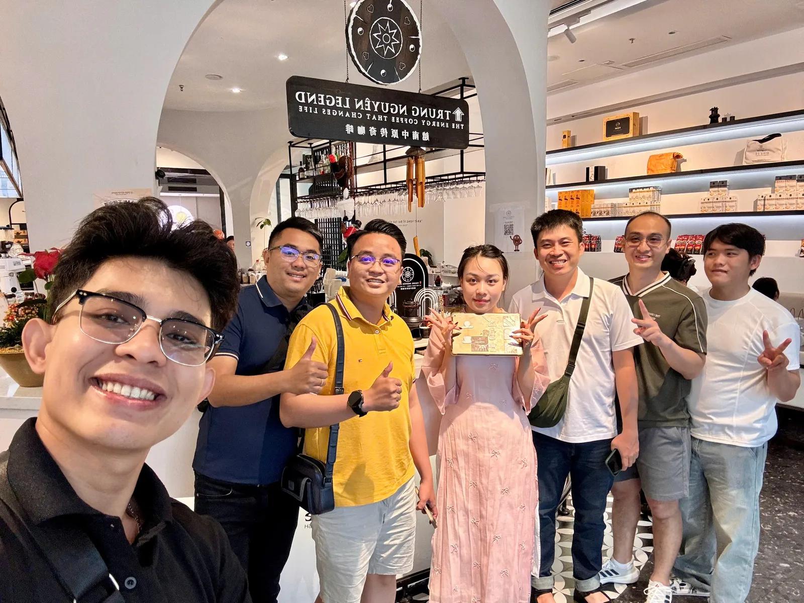 Đoàn khách ghé Trung Nguyên Legend Thượng Hải - Company trip MB Bank Trung Quốc