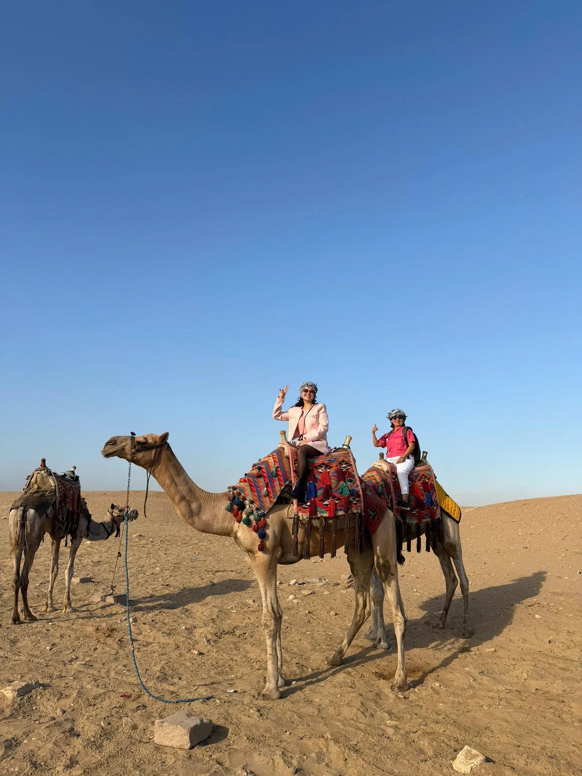Du khách J Travel cưỡi lạc đà trên sa mạc Giza - Tour Ai Cập