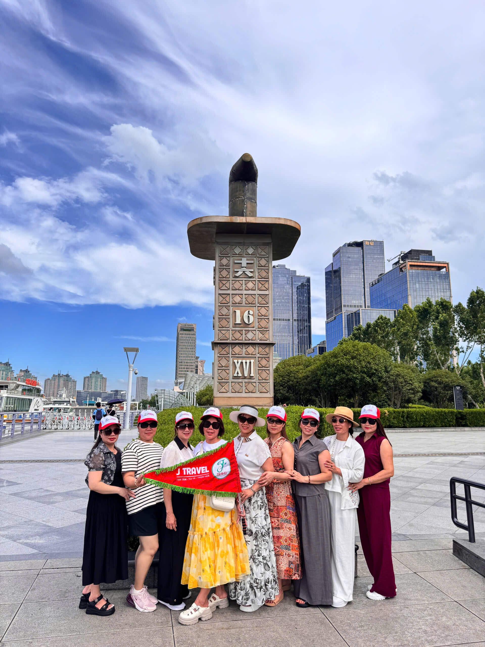 anh-khach-hang-di-tour-thuong-hai-bac-kinh-o-tran
