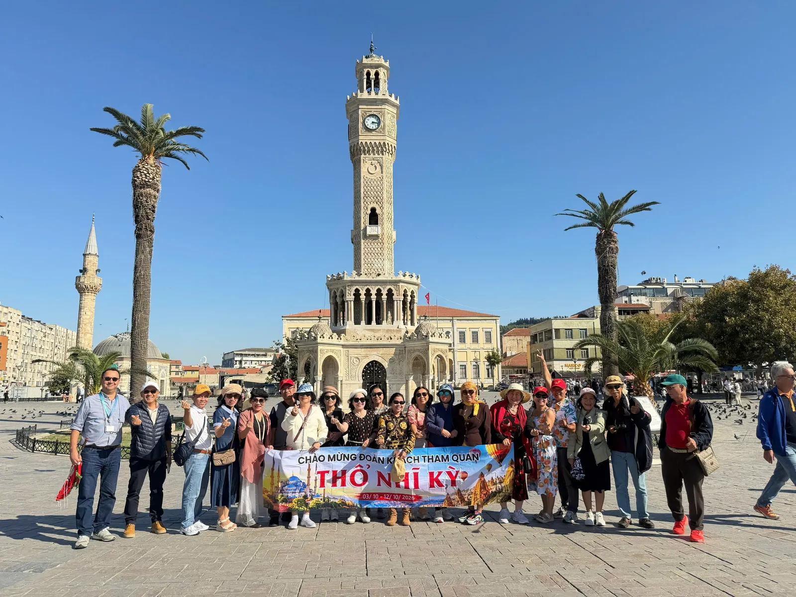 Đoàn khách check-in Tháp đồng hồ Izmir - Tour Thổ Nhĩ Kỳ