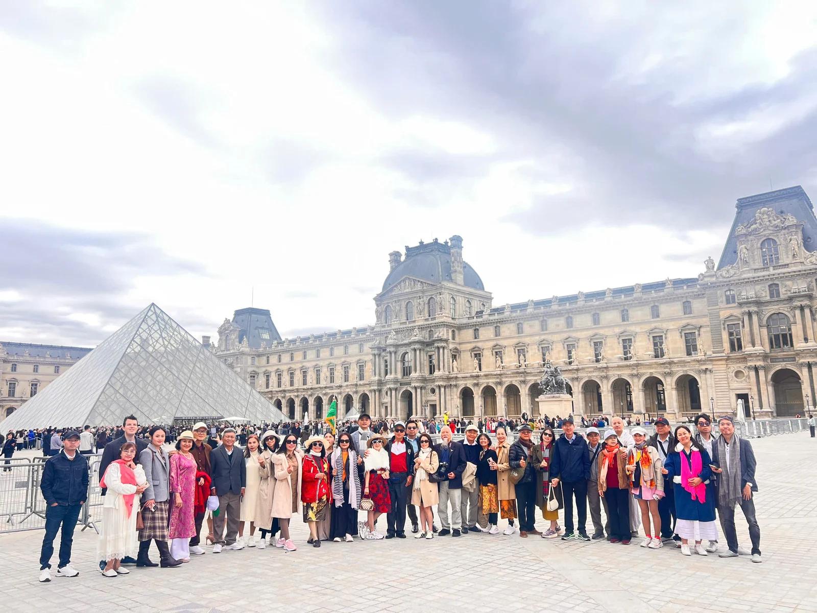 Đoàn khách tại bảo tàng Louvre Paris - Tour Châu Âu