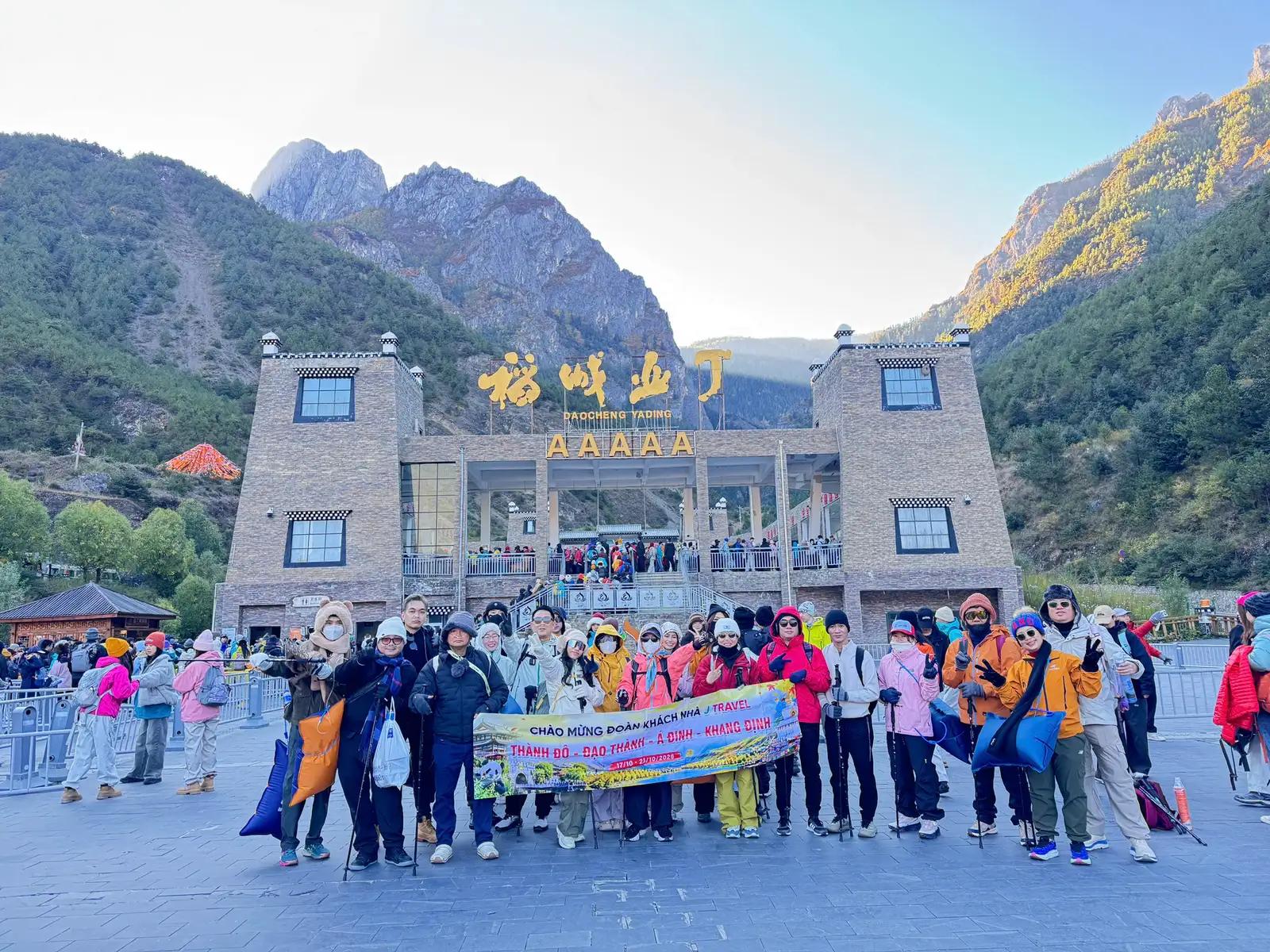 Đoàn khách trước cổng khu thắng cảnh Á Đinh - Tour Đạo Thành Á Đinh