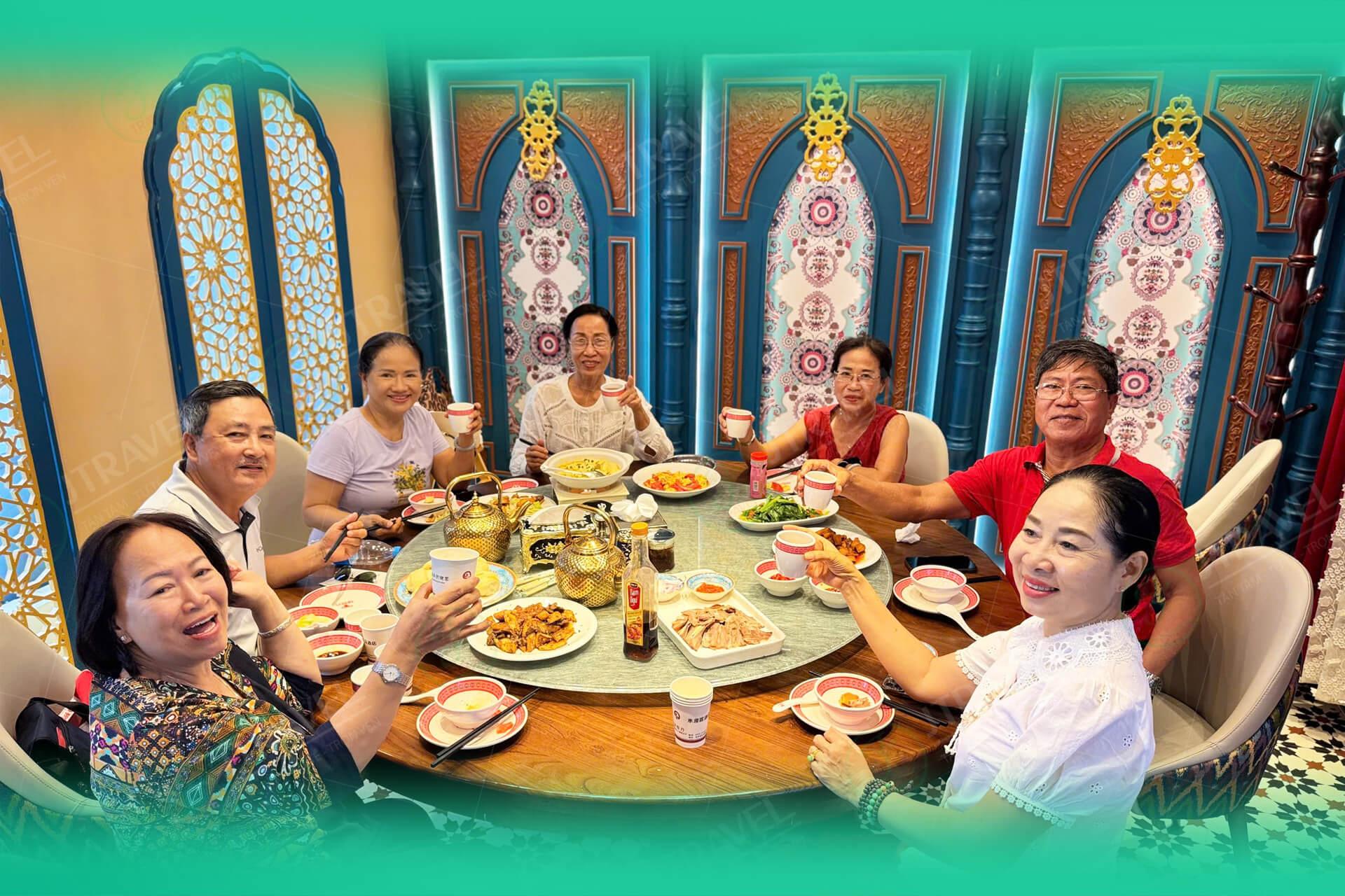 chat-luong-bua-an-tour-tan-cuong-jtravel