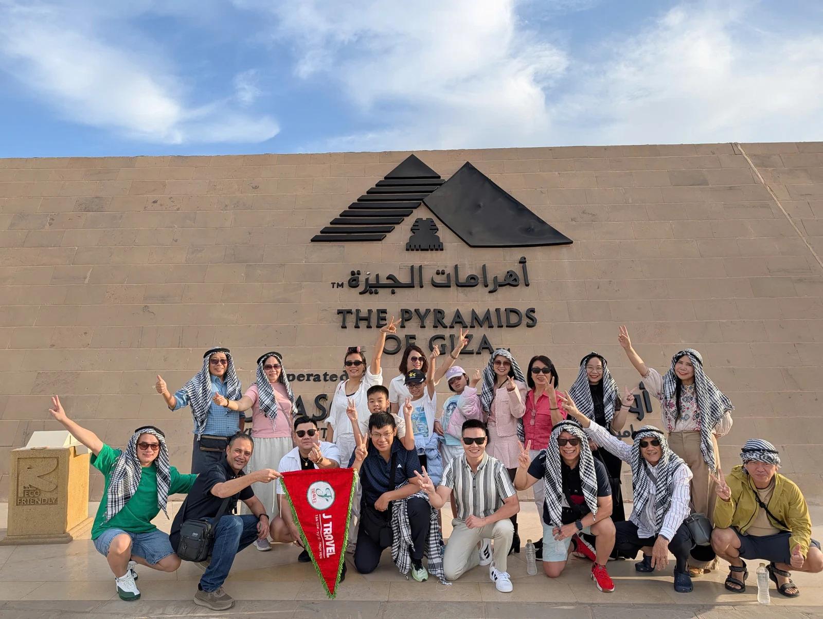 Đoàn J Travel check-in tại Kim Tự Tháp Giza - Tour Ai Cập