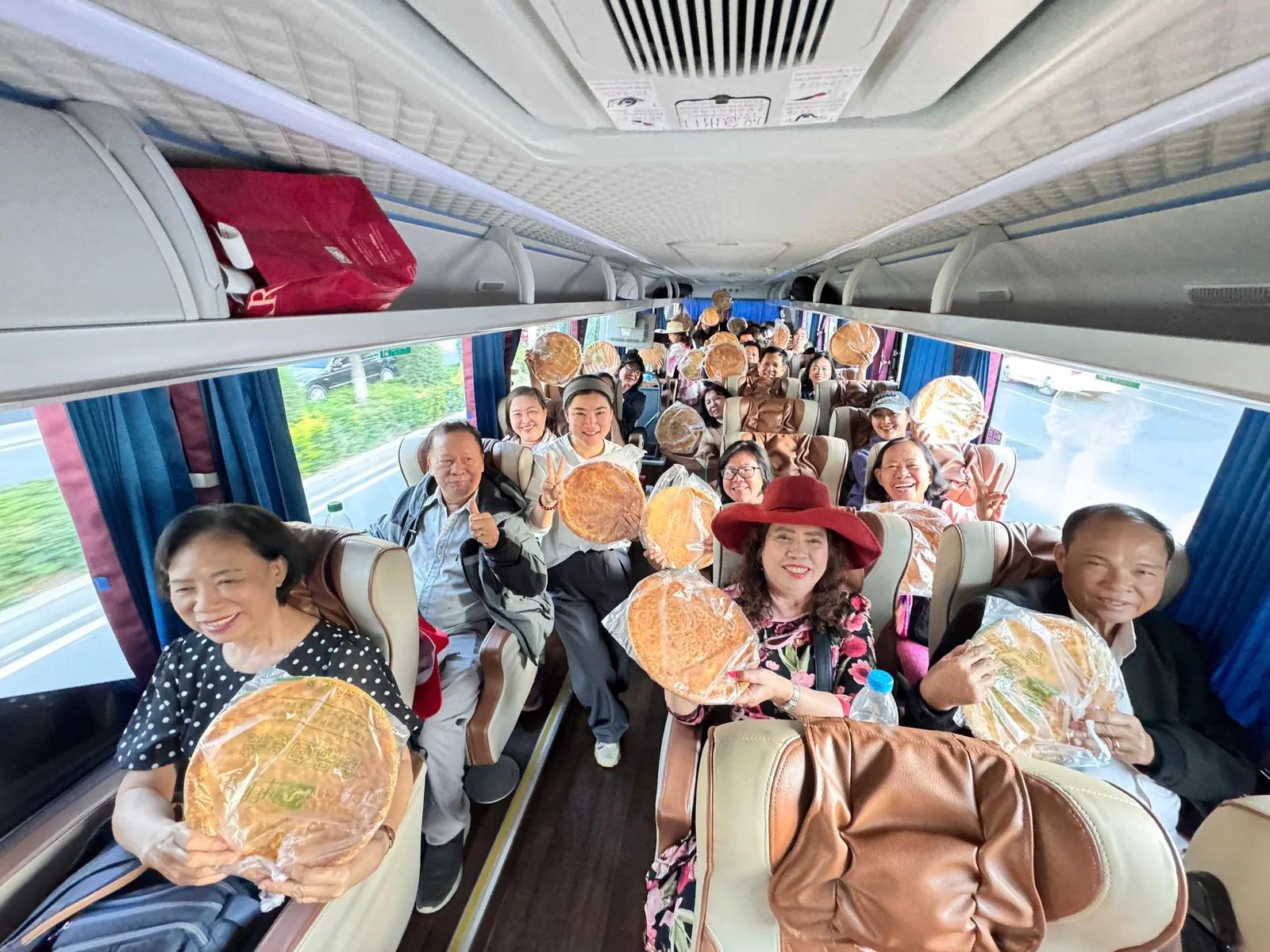 Thưởng thức bánh Nang đặc sản Tân Cương - Tour Bắc Tân Cương mùa thu