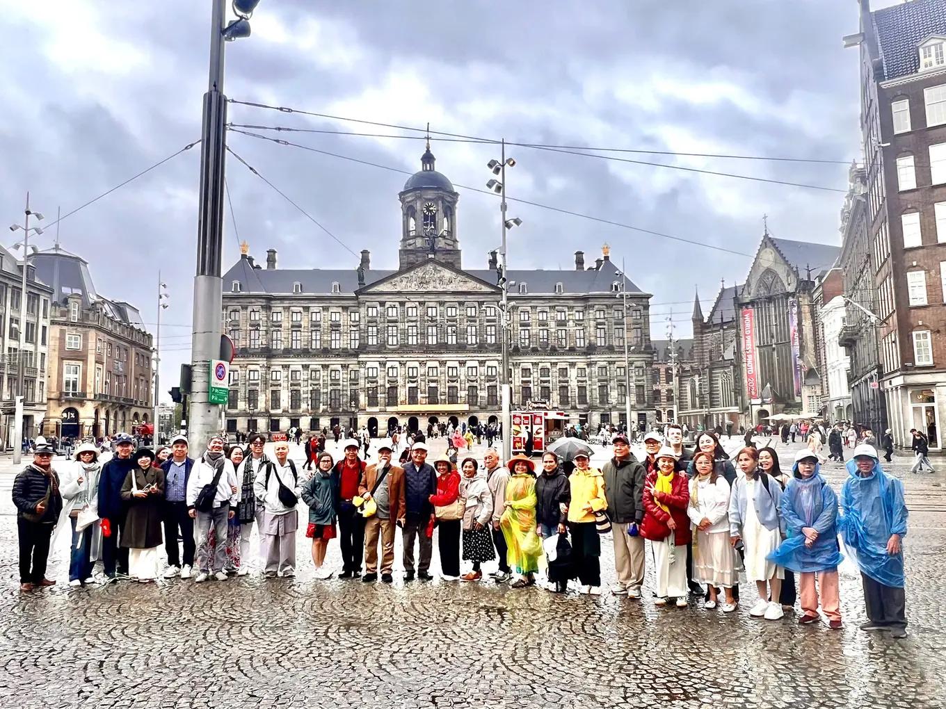 Đoàn khách tại quảng trường Dam Amsterdam - Tour Châu Âu