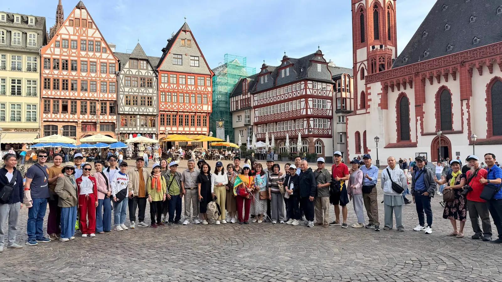Đoàn khách tại quảng trường Römerberg Frankfurt - Tour Châu Âu
