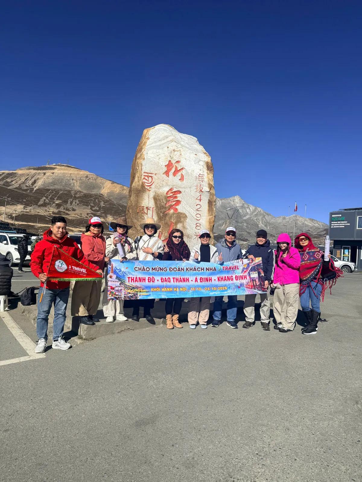 Đoàn khách check-in đèo Chiết Đa 4298m - Tour Đạo Thành Á Đinh