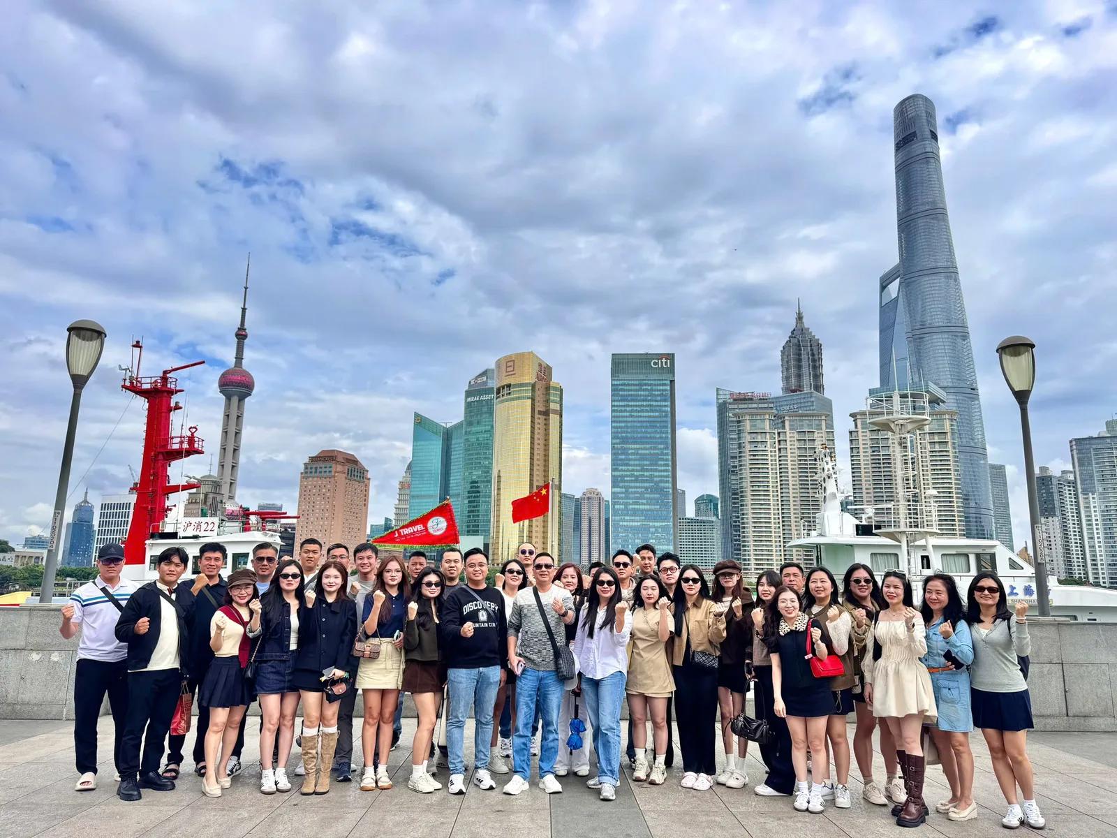 Đoàn khách check-in bến Thượng Hải ngắm tháp Minh Châu - Company trip MB Bank Trung Quốc