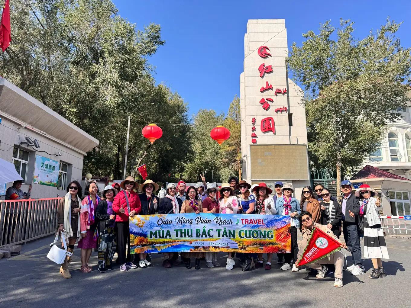 Đoàn khách tại công viên Hồng Sơn Urumqi - Tour Bắc Tân Cương mùa thu