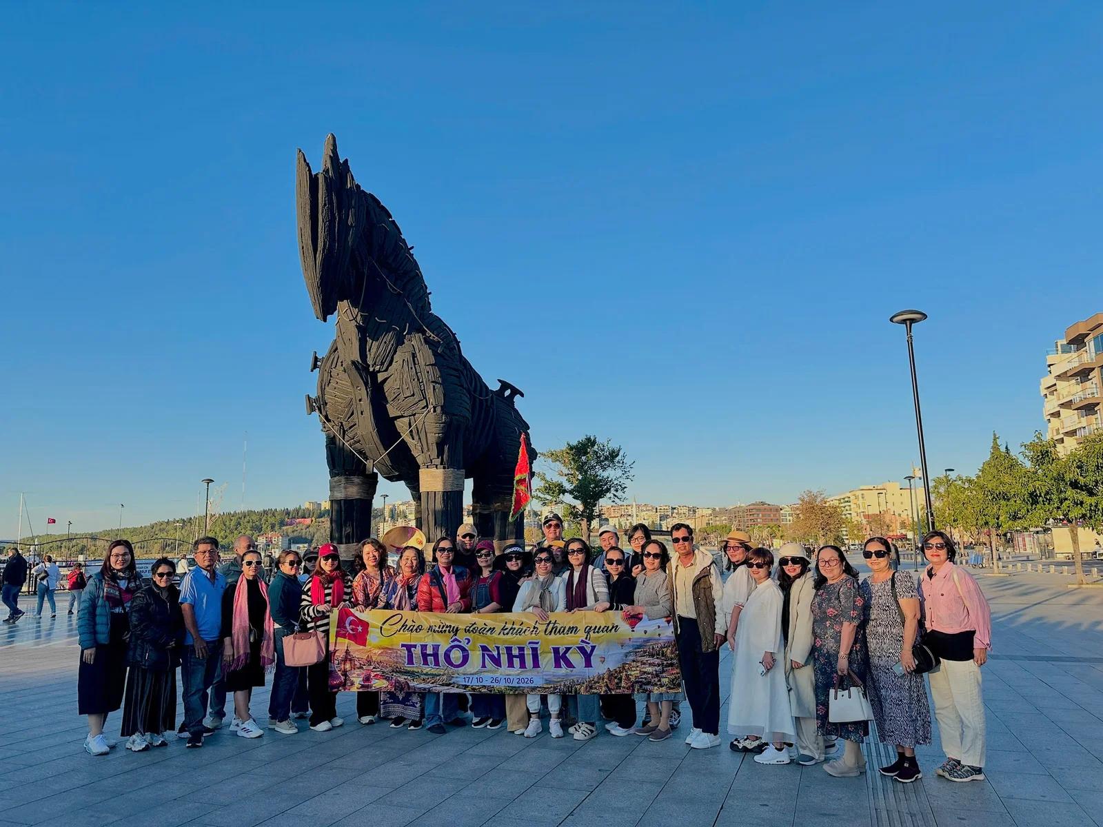 Đoàn khách bên Ngựa gỗ thành Troy lúc hoàng hôn - Tour Thổ Nhĩ Kỳ Konya Cappadocia