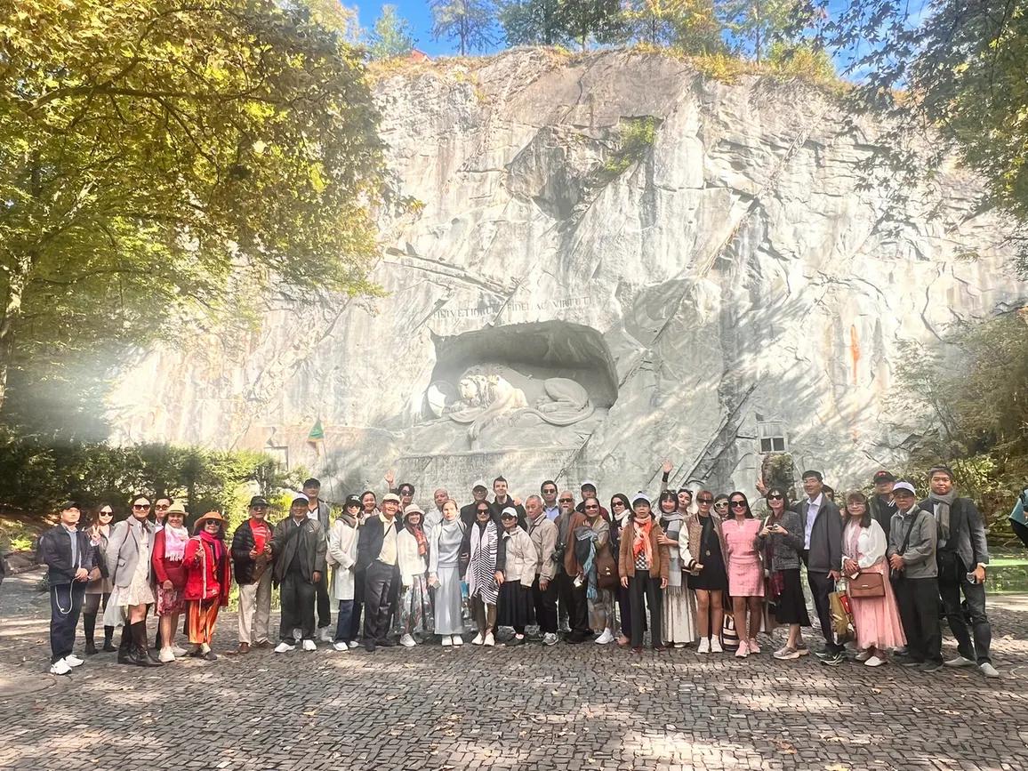 Đoàn khách bên tượng đài Sư tử Lucerne - Tour Châu Âu